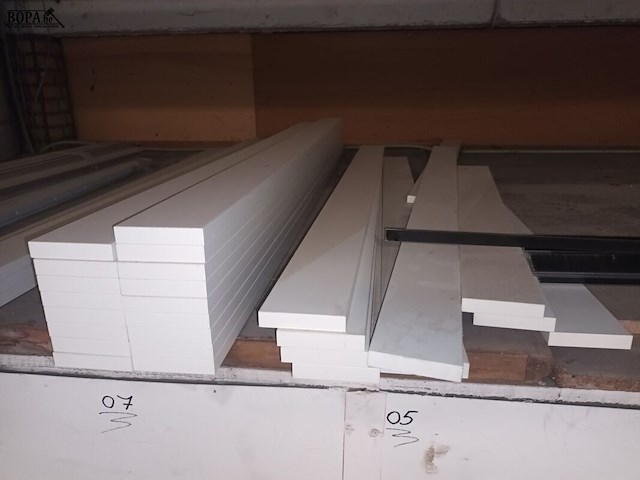 Lot 646 - metalen profielen en melamine latten - afbeelding 4 van  4