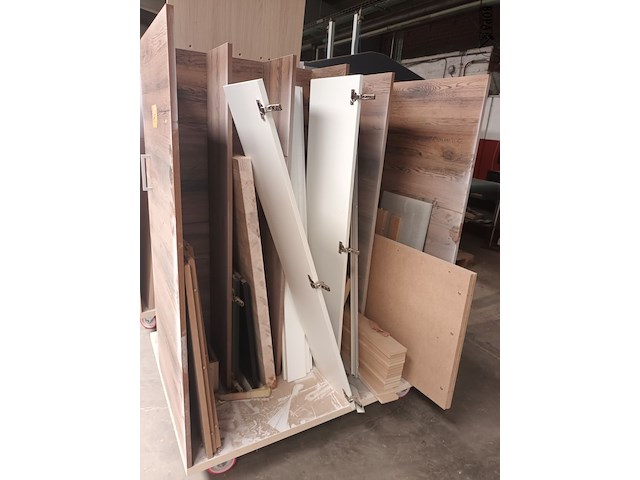 Lot 649 - transportkar met inhoud. 3 stuks - afbeelding 2 van  4
