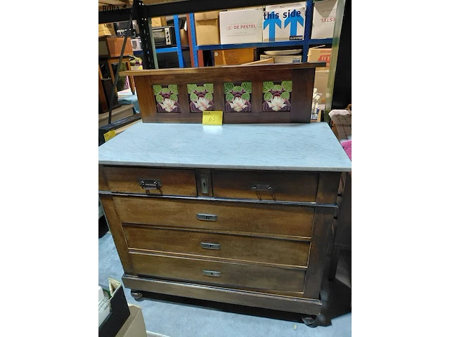 Lot 65 - antiek meubel commode met keramische tegels en marmeren blad - afbeelding 1 van  5