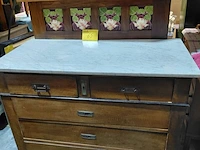 Lot 65 - antiek meubel commode met keramische tegels en marmeren blad