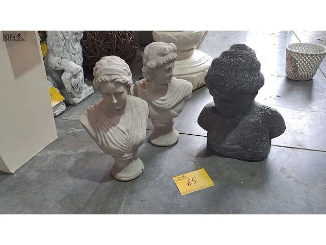 Lot 65 - beelden donkergrijze vrouwenbuste in steen, man en vrouw in - afbeelding 1 van  4