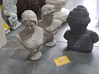 Lot 65 - beelden donkergrijze vrouwenbuste in steen, man en vrouw in