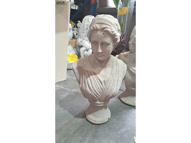 Lot 65 - beelden donkergrijze vrouwenbuste in steen, man en vrouw in - afbeelding 2 van  4
