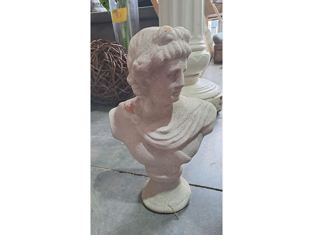 Lot 65 - beelden donkergrijze vrouwenbuste in steen, man en vrouw in - afbeelding 3 van  4