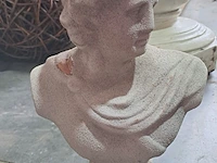 Lot 65 - beelden donkergrijze vrouwenbuste in steen, man en vrouw in - afbeelding 3 van  4