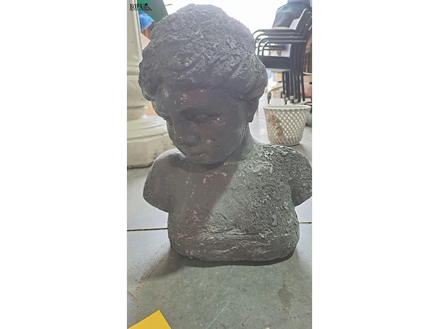 Lot 65 - beelden donkergrijze vrouwenbuste in steen, man en vrouw in - afbeelding 4 van  4