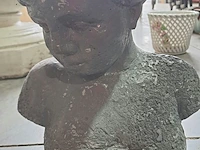 Lot 65 - beelden donkergrijze vrouwenbuste in steen, man en vrouw in - afbeelding 4 van  4