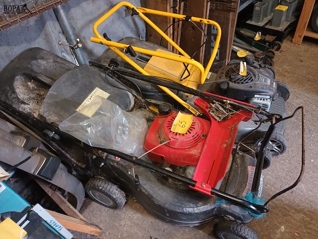 Lot 65 - benzine grasmaaier ultimade - afbeelding 1 van  4