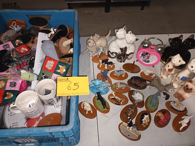 Lot 65 - decoratie met poezen - afbeelding 1 van  6