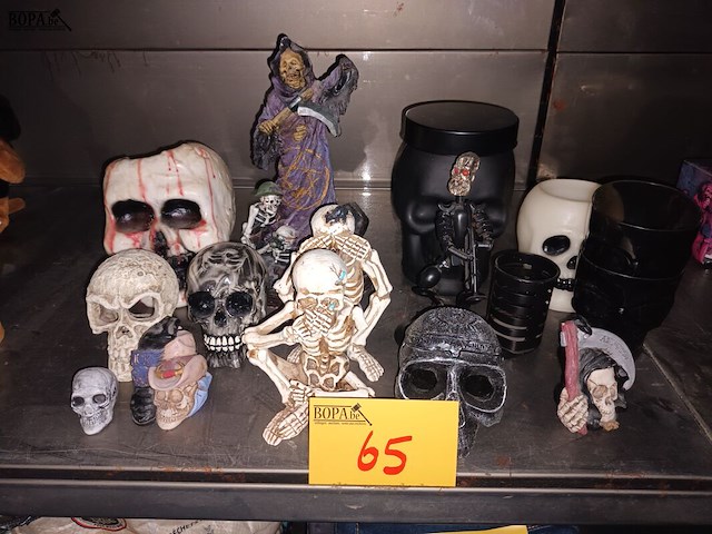 Lot 65 - decoratie met schedels. 15 stuks - afbeelding 1 van  4