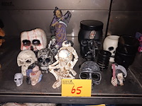 Lot 65 - decoratie met schedels. 15 stuks - afbeelding 1 van  4