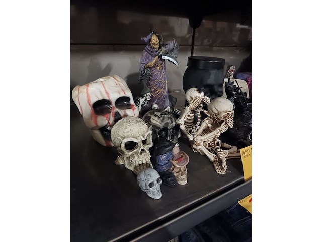 Lot 65 - decoratie met schedels. 15 stuks - afbeelding 2 van  4