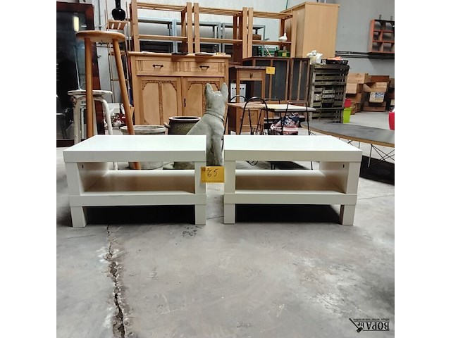 Lot 65 - duo witte nachttafel of bijzettafel - afbeelding 1 van  4