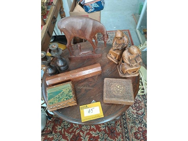 Lot 65 - houten decoratie: kandelaar, antilope met jong, boekensteune - afbeelding 1 van  5