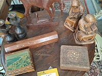Lot 65 - houten decoratie: kandelaar, antilope met jong, boekensteune - afbeelding 1 van  5