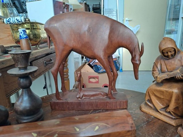 Lot 65 - houten decoratie: kandelaar, antilope met jong, boekensteune - afbeelding 2 van  5
