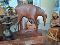 Lot 65 - houten decoratie: kandelaar, antilope met jong, boekensteune - afbeelding 2 van  5