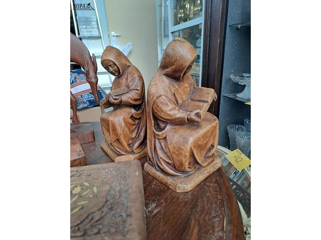 Lot 65 - houten decoratie: kandelaar, antilope met jong, boekensteune - afbeelding 3 van  5
