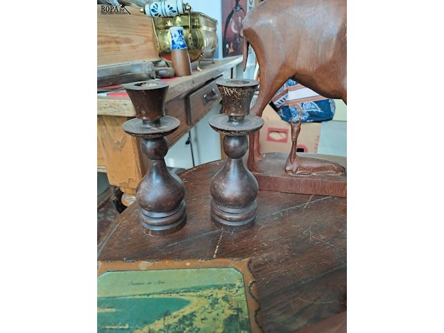 Lot 65 - houten decoratie: kandelaar, antilope met jong, boekensteune - afbeelding 4 van  5