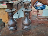 Lot 65 - houten decoratie: kandelaar, antilope met jong, boekensteune - afbeelding 4 van  5
