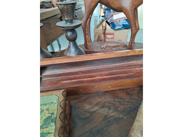 Lot 65 - houten decoratie: kandelaar, antilope met jong, boekensteune - afbeelding 5 van  5
