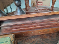 Lot 65 - houten decoratie: kandelaar, antilope met jong, boekensteune - afbeelding 5 van  5