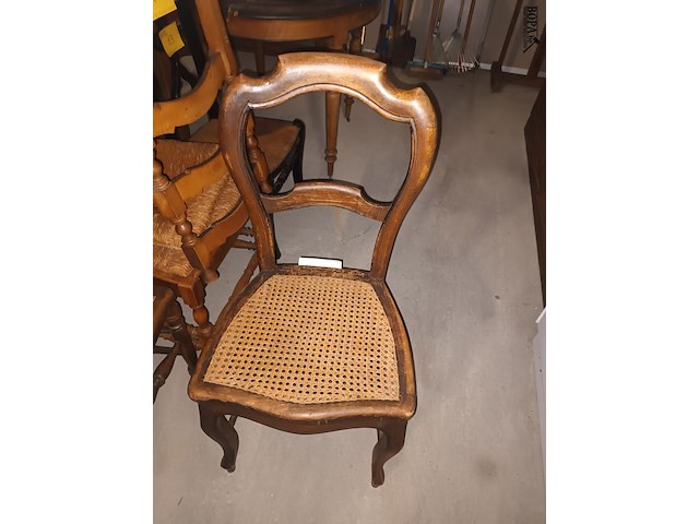 Lot 65 - houten stoel. 2 stuks - afbeelding 1 van  3