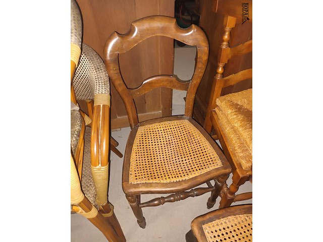 Lot 65 - houten stoel. 2 stuks - afbeelding 2 van  3