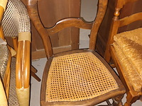 Lot 65 - houten stoel. 2 stuks - afbeelding 2 van  3