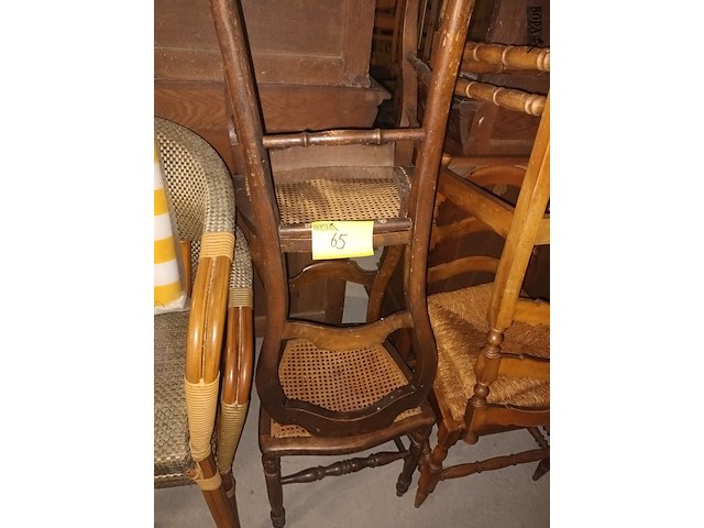 Lot 65 - houten stoel. 2 stuks - afbeelding 3 van  3