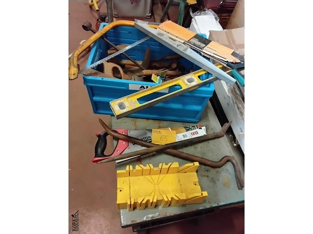 Lot 65 - lot gereedschap in metaal: zagen, waterpas, koevoet, bijtels - afbeelding 1 van  2
