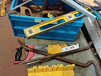 Lot 65 - lot gereedschap in metaal: zagen, waterpas, koevoet, bijtels - afbeelding 1 van  2