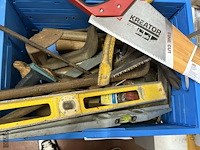 Lot 65 - lot gereedschap in metaal: zagen, waterpas, koevoet, bijtels - afbeelding 2 van  2