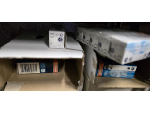 Lot 65 - lot halogeenlampen ong 17 dozen - afbeelding 2 van  3