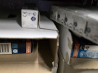 Lot 65 - lot halogeenlampen ong 17 dozen - afbeelding 2 van  3