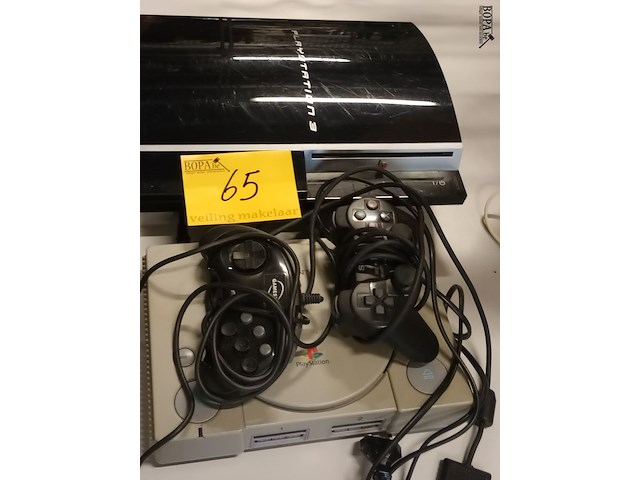 Lot 65 - playstation. 2 stuks - afbeelding 1 van  4