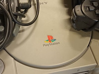 Lot 65 - playstation. 2 stuks - afbeelding 2 van  4
