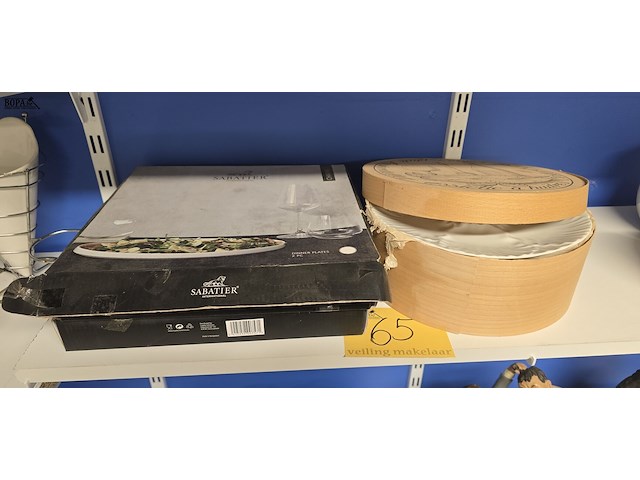 Lot 65 - sabate diner borden en doos met borden schelpmotief - afbeelding 1 van  5