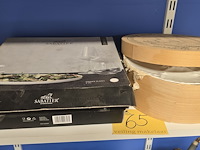 Lot 65 - sabate diner borden en doos met borden schelpmotief - afbeelding 1 van  5