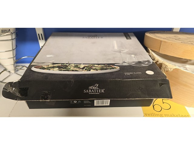 Lot 65 - sabate diner borden en doos met borden schelpmotief - afbeelding 2 van  5