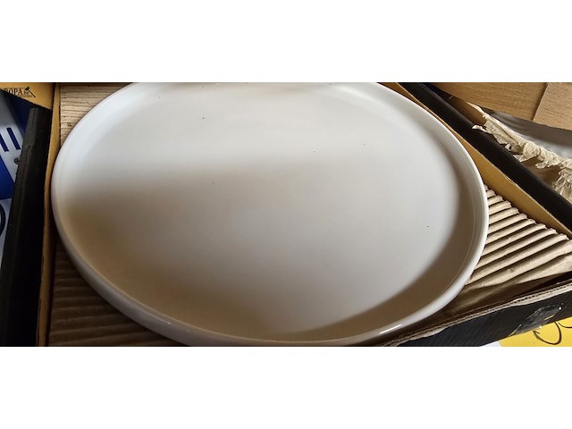 Lot 65 - sabate diner borden en doos met borden schelpmotief - afbeelding 3 van  5