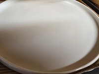 Lot 65 - sabate diner borden en doos met borden schelpmotief - afbeelding 3 van  5