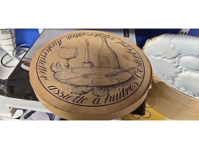 Lot 65 - sabate diner borden en doos met borden schelpmotief - afbeelding 4 van  5