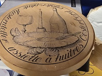 Lot 65 - sabate diner borden en doos met borden schelpmotief - afbeelding 4 van  5