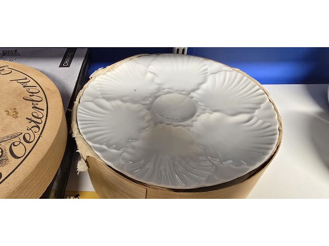 Lot 65 - sabate diner borden en doos met borden schelpmotief - afbeelding 5 van  5