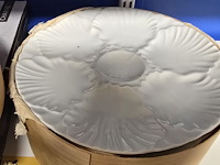 Lot 65 - sabate diner borden en doos met borden schelpmotief - afbeelding 5 van  5