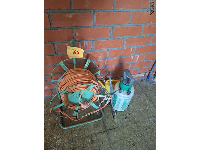 Lot 65 - verlengkabel, druksproeier en gieter - afbeelding 1 van  4
