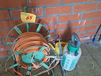 Lot 65 - verlengkabel, druksproeier en gieter - afbeelding 1 van  4