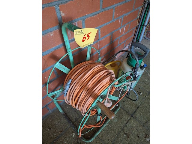 Lot 65 - verlengkabel, druksproeier en gieter - afbeelding 2 van  4