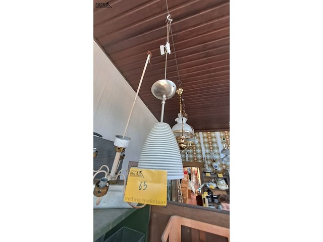 Lot 65 - witte hanglamp in keramiek met horizontale strepen - afbeelding 1 van  3